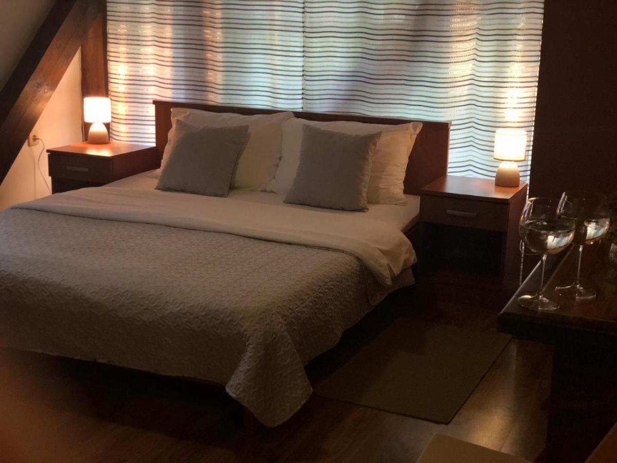Guesthouse Pod Rastockim Krovom สลูน ภายนอก รูปภาพ