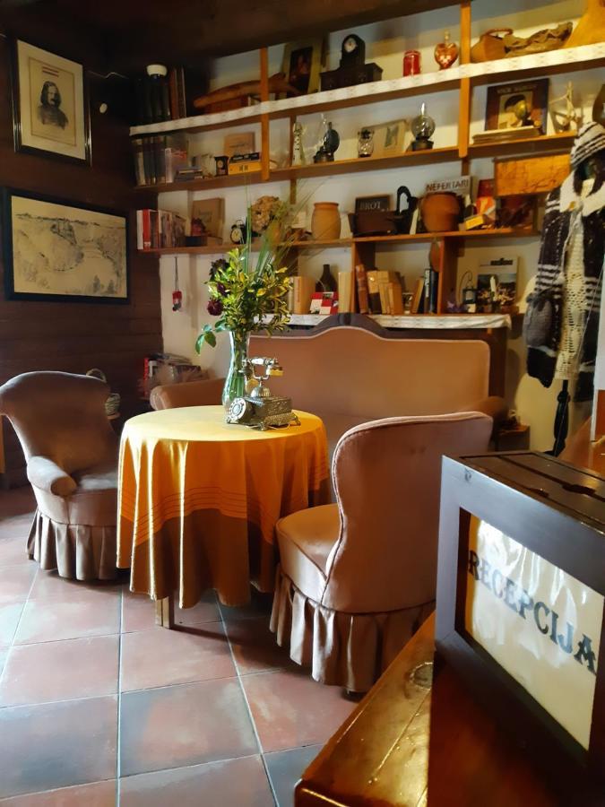 Guesthouse Pod Rastockim Krovom สลูน ภายนอก รูปภาพ