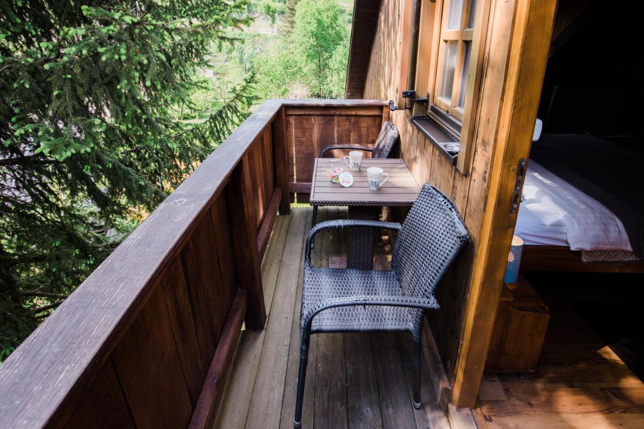 Guesthouse Pod Rastockim Krovom สลูน ภายนอก รูปภาพ