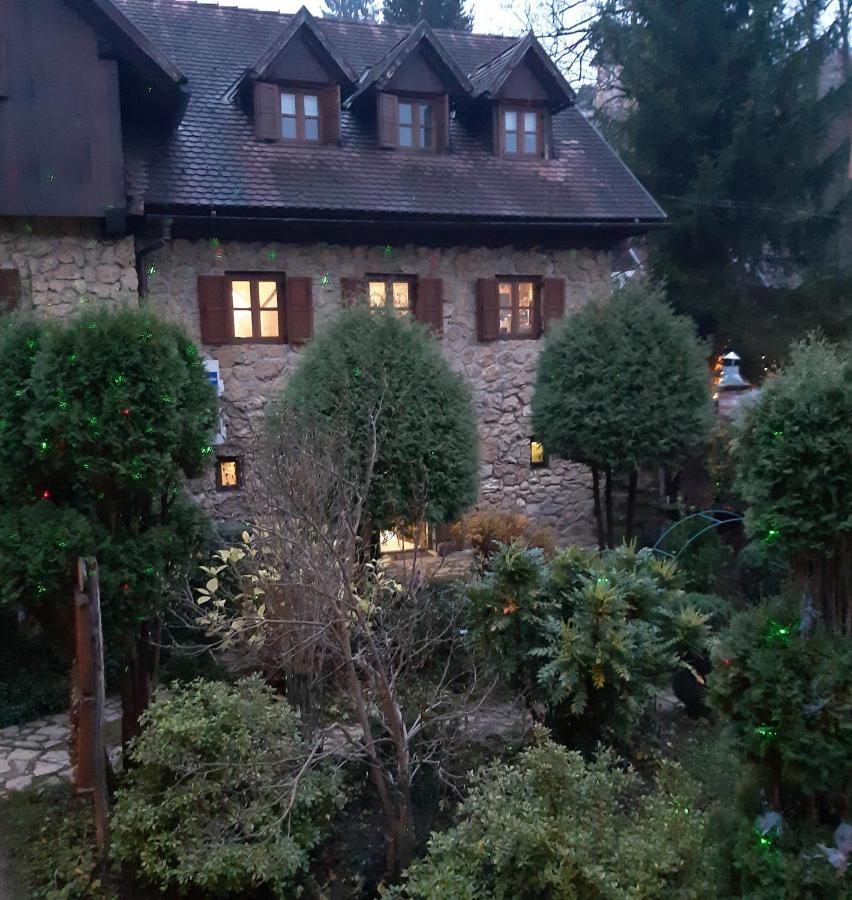 Guesthouse Pod Rastockim Krovom สลูน ภายนอก รูปภาพ