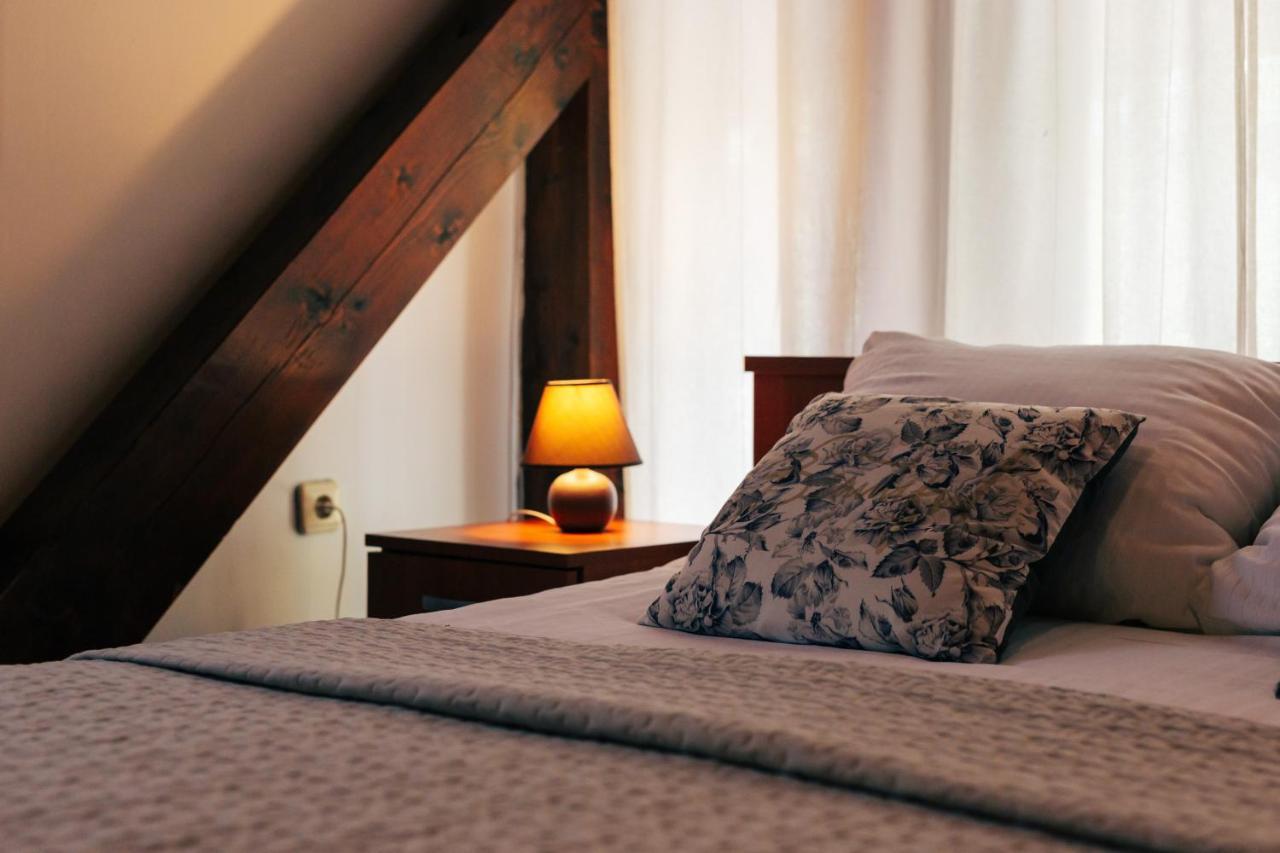 Guesthouse Pod Rastockim Krovom สลูน ภายนอก รูปภาพ