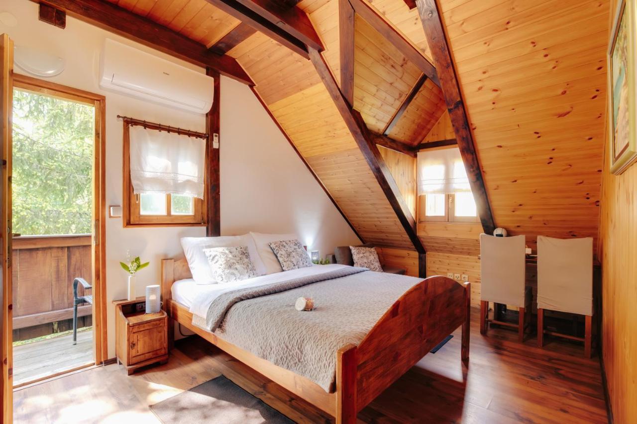 Guesthouse Pod Rastockim Krovom สลูน ภายนอก รูปภาพ