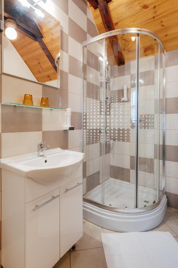 Guesthouse Pod Rastockim Krovom สลูน ภายนอก รูปภาพ