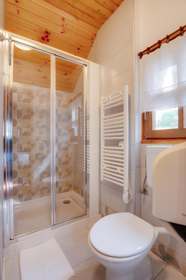 Guesthouse Pod Rastockim Krovom สลูน ภายนอก รูปภาพ