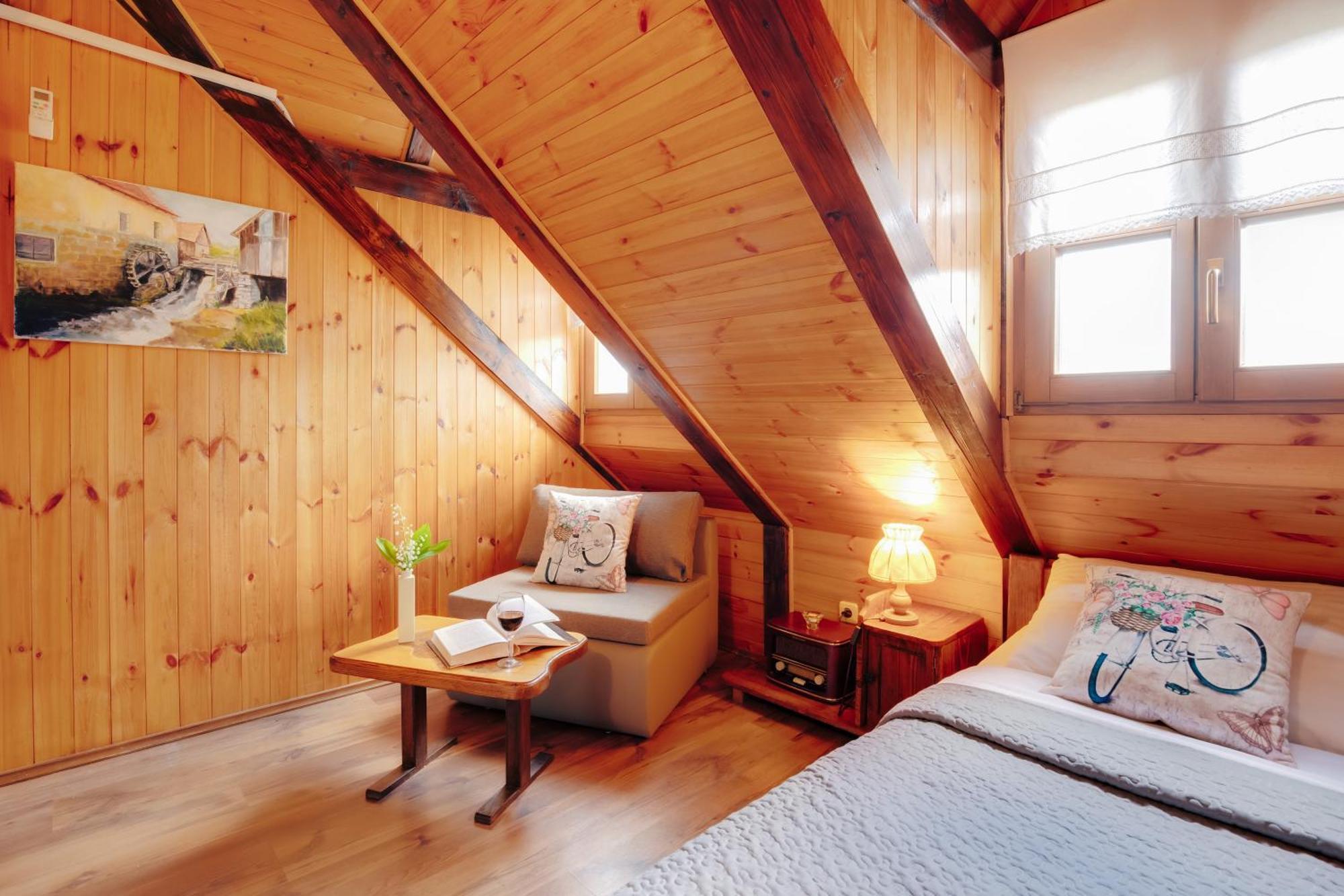 Guesthouse Pod Rastockim Krovom สลูน ภายนอก รูปภาพ