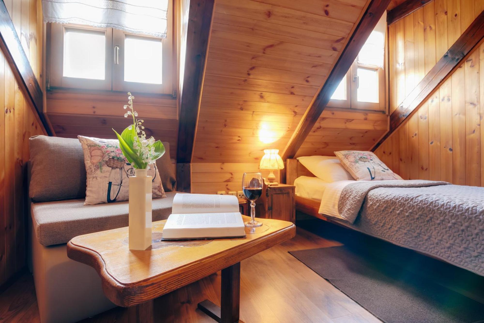Guesthouse Pod Rastockim Krovom สลูน ภายนอก รูปภาพ