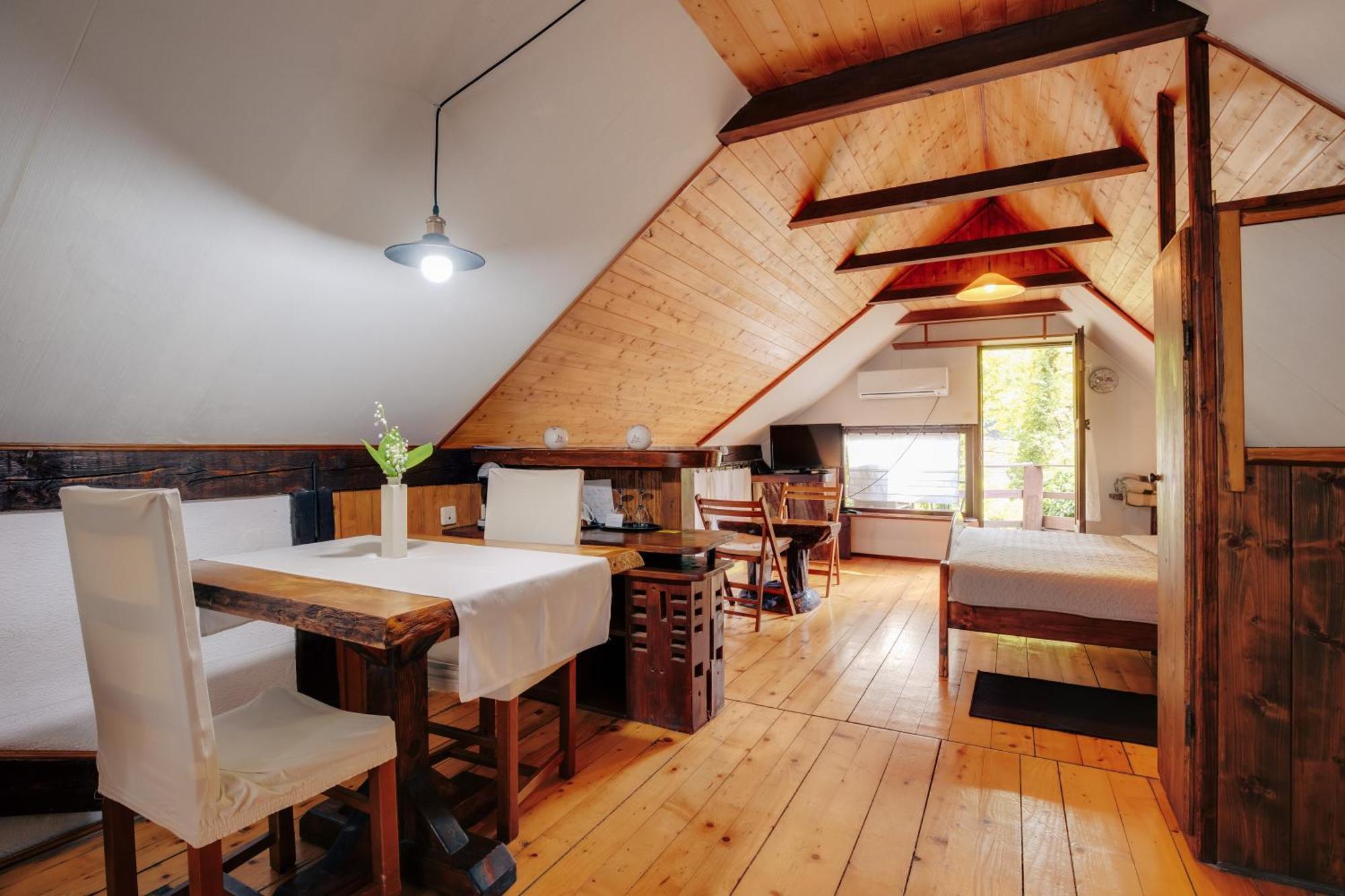Guesthouse Pod Rastockim Krovom สลูน ภายนอก รูปภาพ