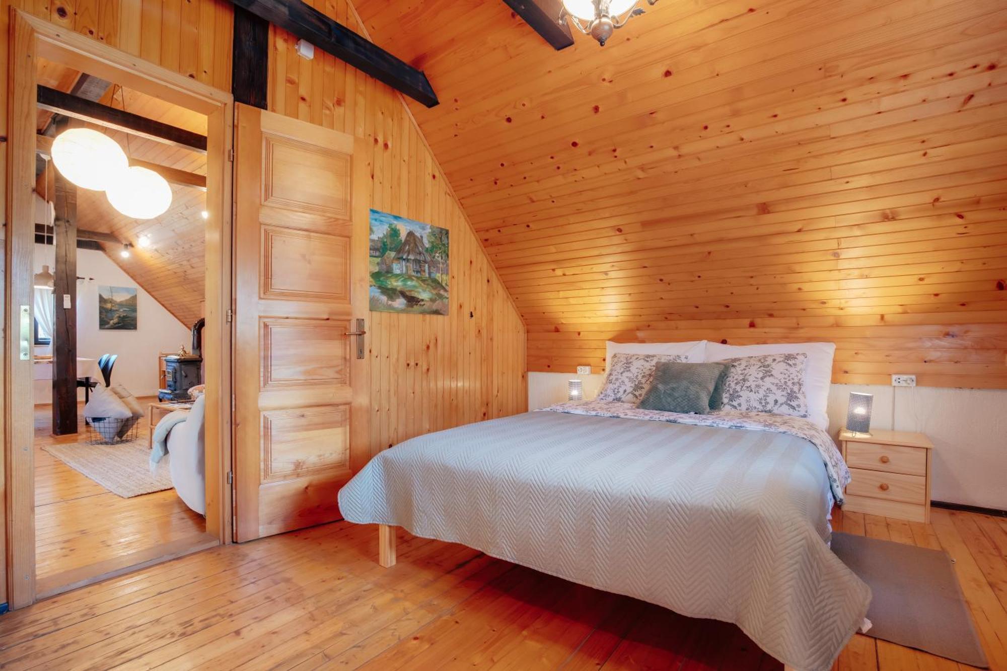 Guesthouse Pod Rastockim Krovom สลูน ภายนอก รูปภาพ