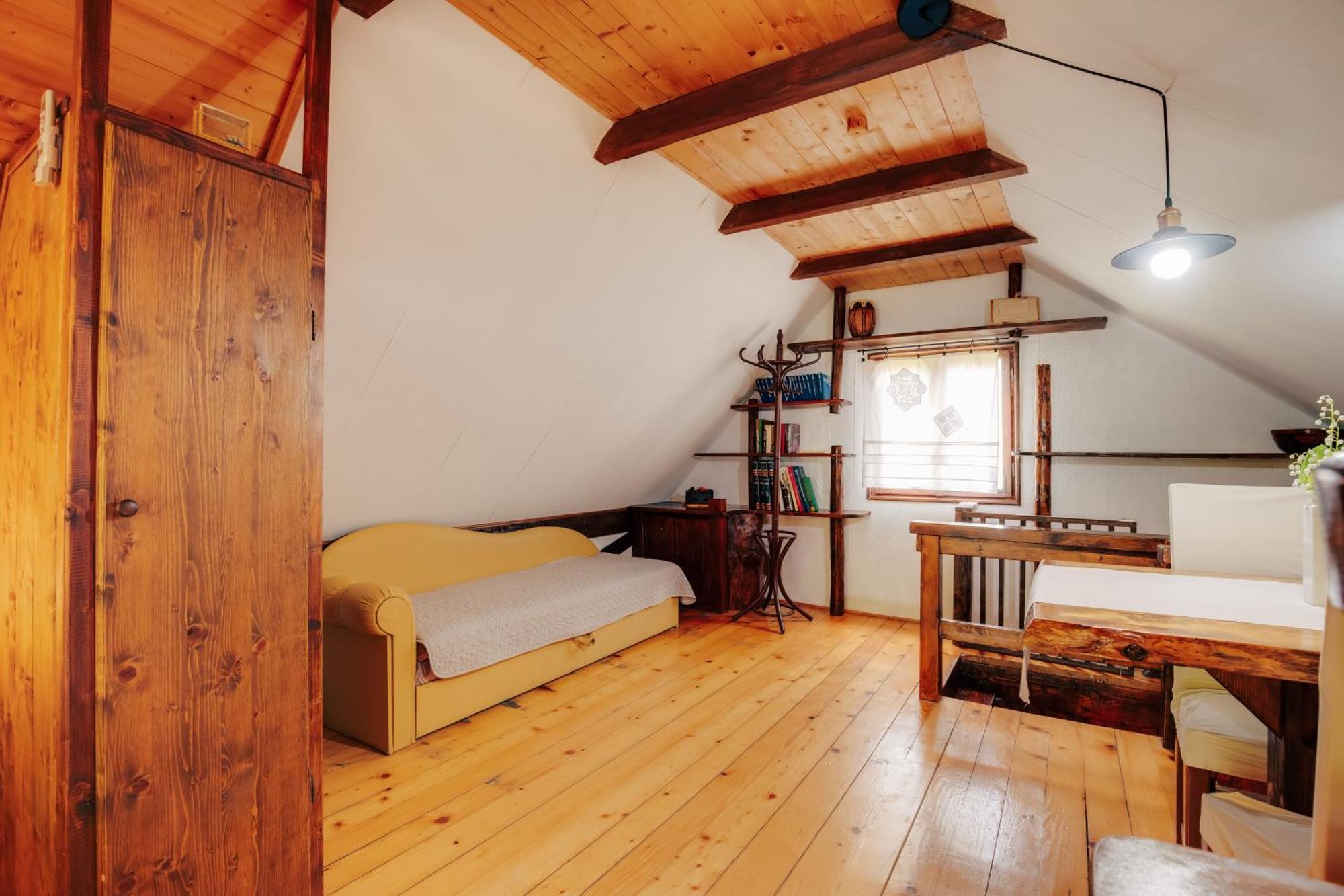 Guesthouse Pod Rastockim Krovom สลูน ภายนอก รูปภาพ