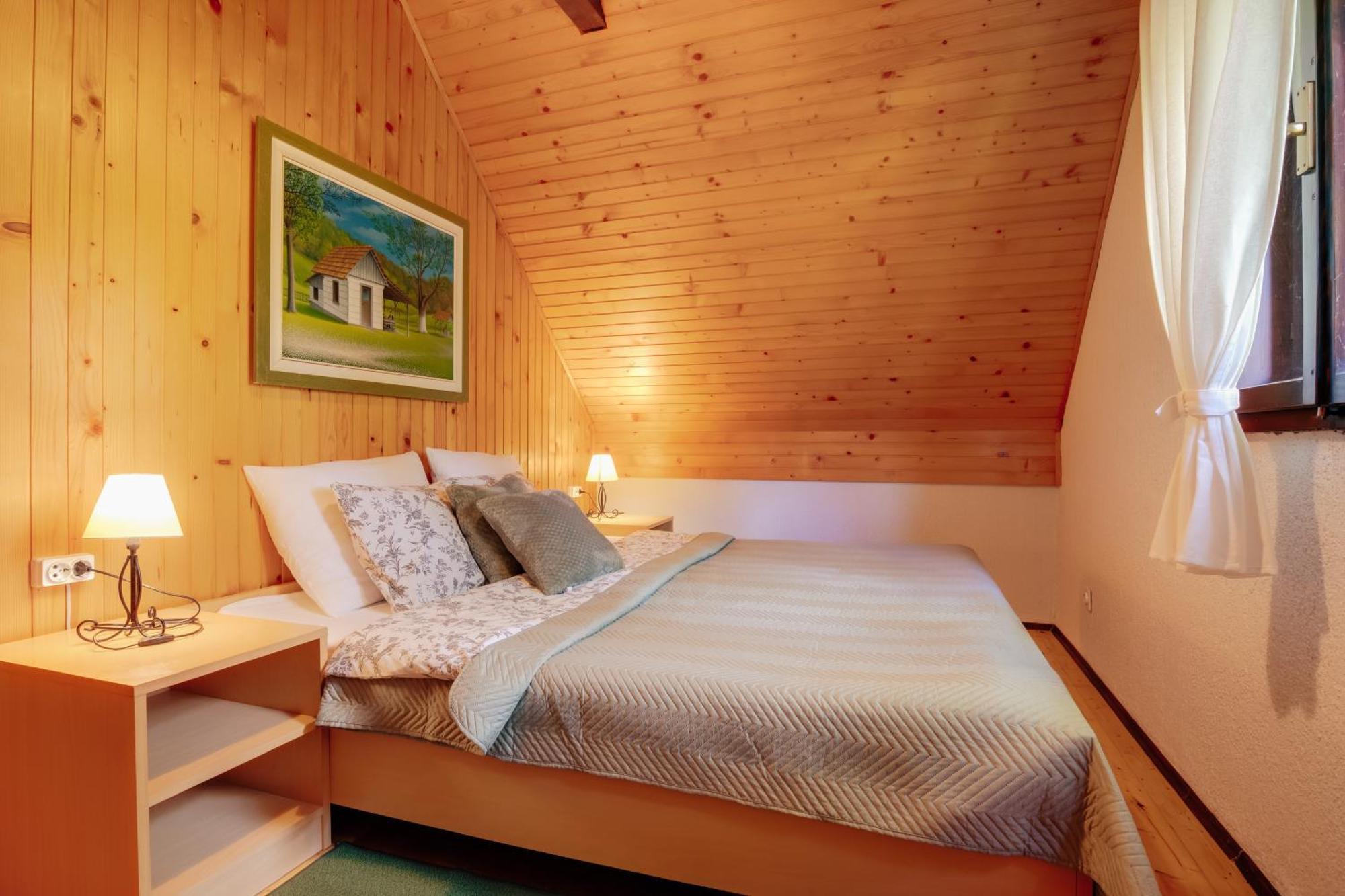 Guesthouse Pod Rastockim Krovom สลูน ภายนอก รูปภาพ
