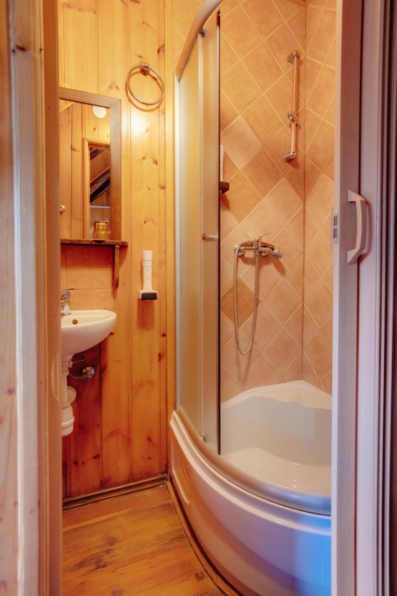 Guesthouse Pod Rastockim Krovom สลูน ภายนอก รูปภาพ
