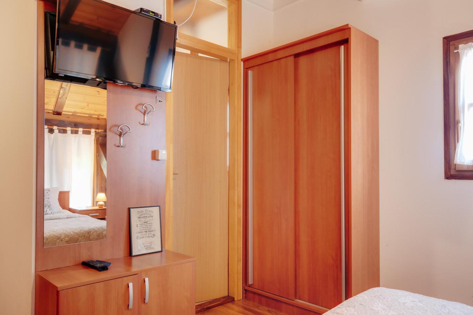 Guesthouse Pod Rastockim Krovom สลูน ห้อง รูปภาพ