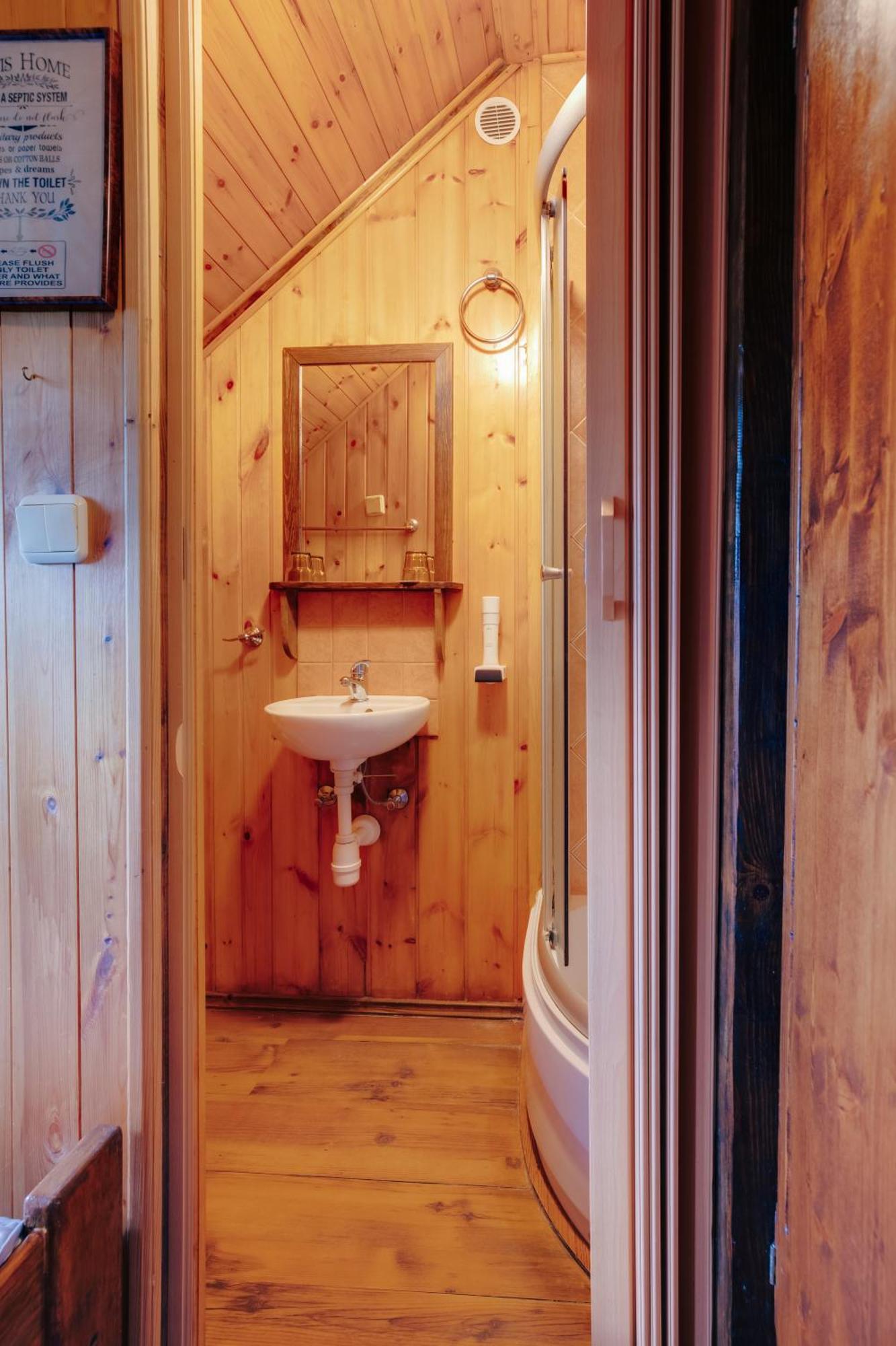 Guesthouse Pod Rastockim Krovom สลูน ภายนอก รูปภาพ