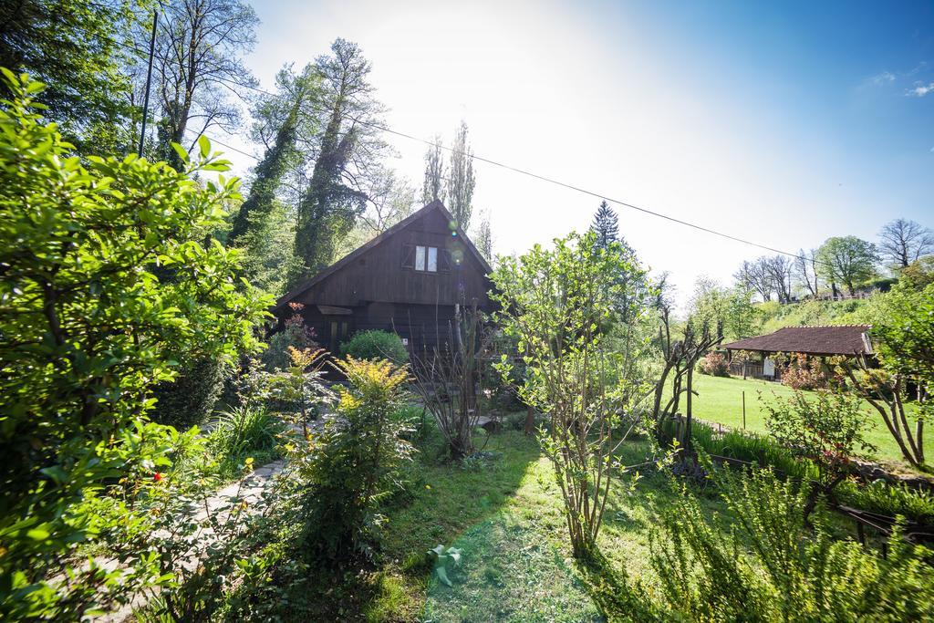 Guesthouse Pod Rastockim Krovom สลูน ภายนอก รูปภาพ