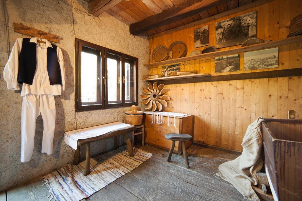 Guesthouse Pod Rastockim Krovom สลูน ภายนอก รูปภาพ